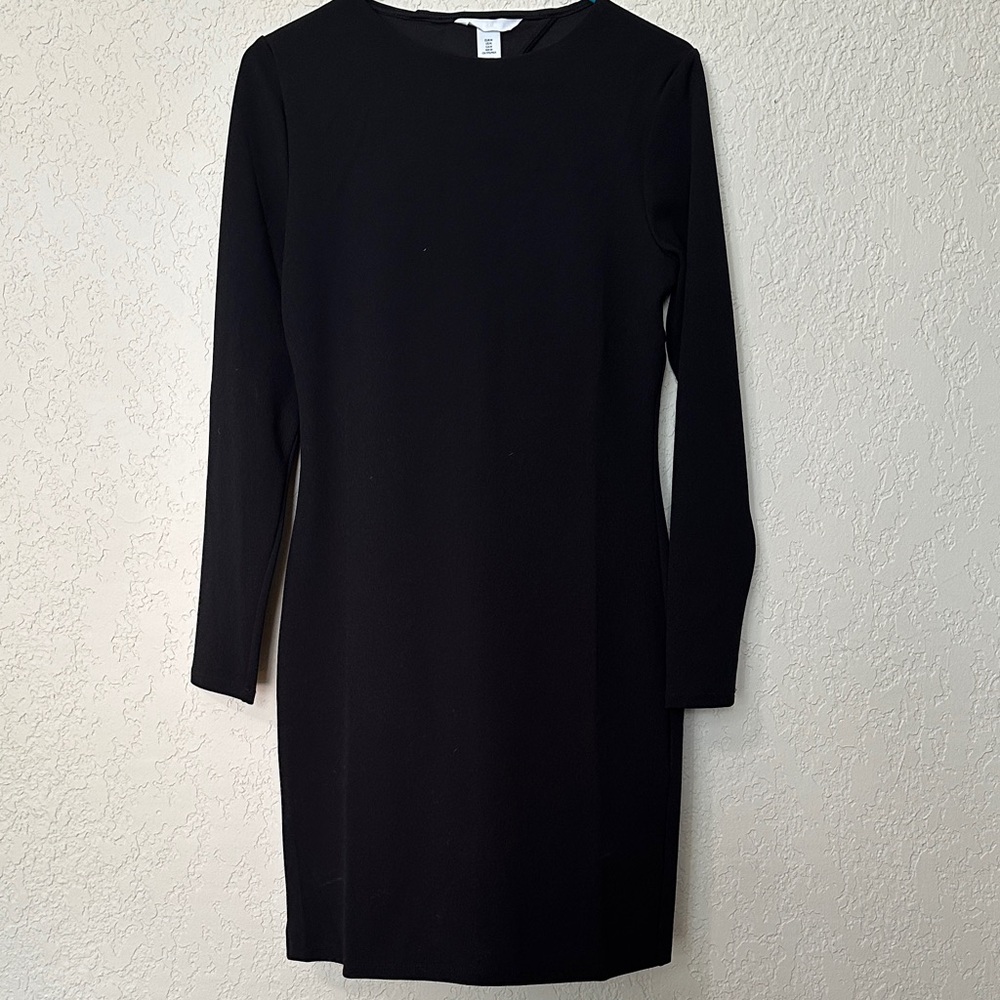 Black Long-Sleeve Sheath Dress
Cute back